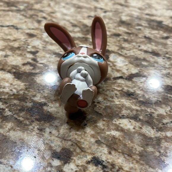 Littlest Pet Shop LPS #121 Brown White EASTER Bunny Rabbit Blue Eyes Red Magnet - Picture 2 of 3